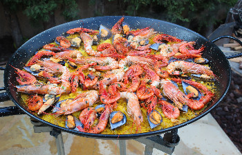 Paella con gambas rojas